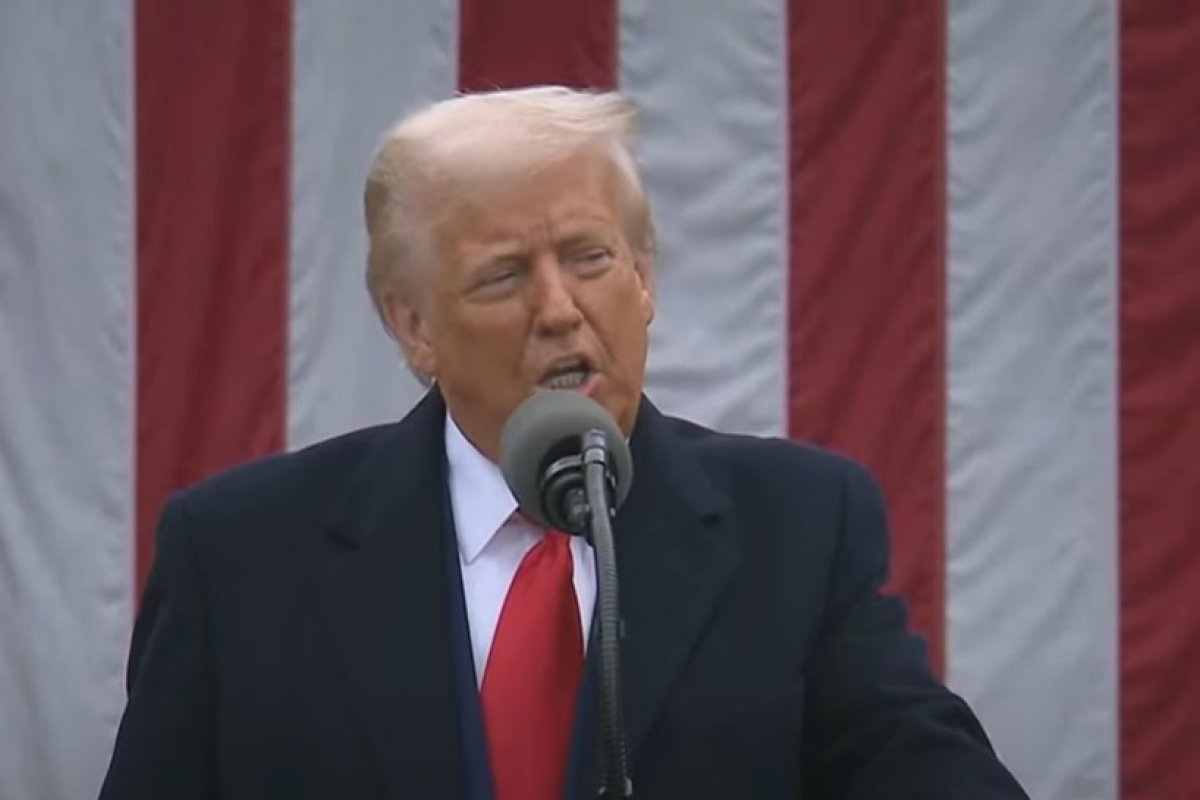 Vídeo: Trump anuncia 10% de taxação para produtos brasileiros