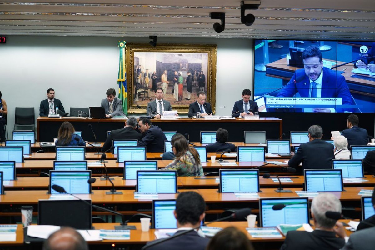 Deputados debatem a reforma pelo segundo dia