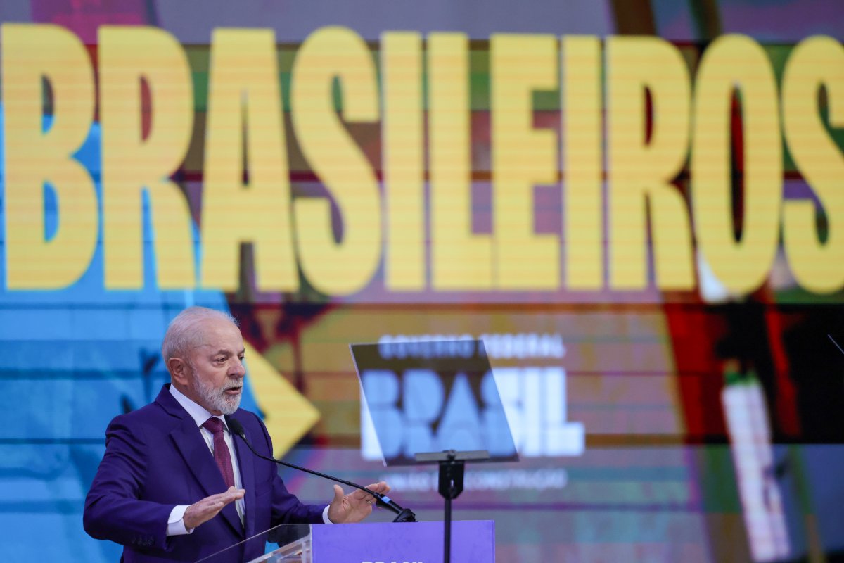 Lula assina antecipação do 13º dos aposentados para abril e maio