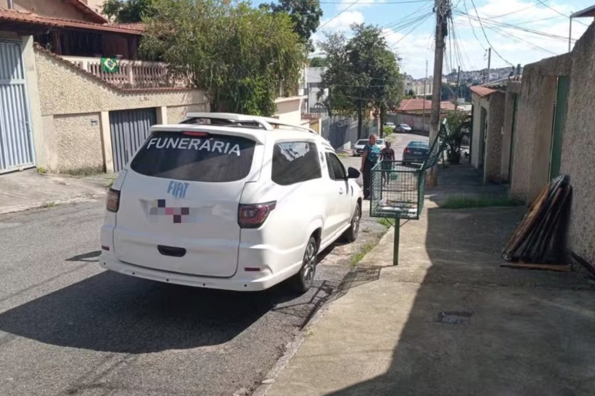 Carro de funerária é roubado com corpo dentro de caixão