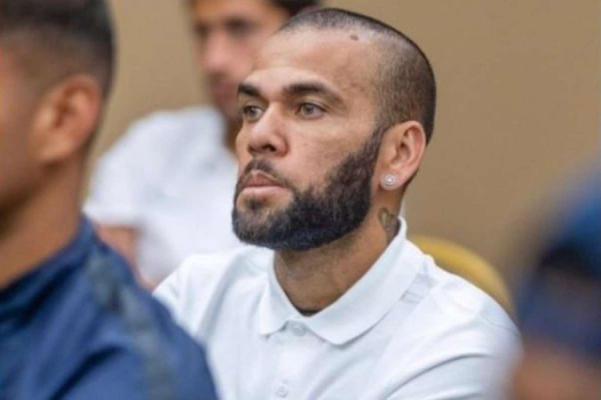 Daniel Alves recupera passaporte e já pode voltar ao Brasil