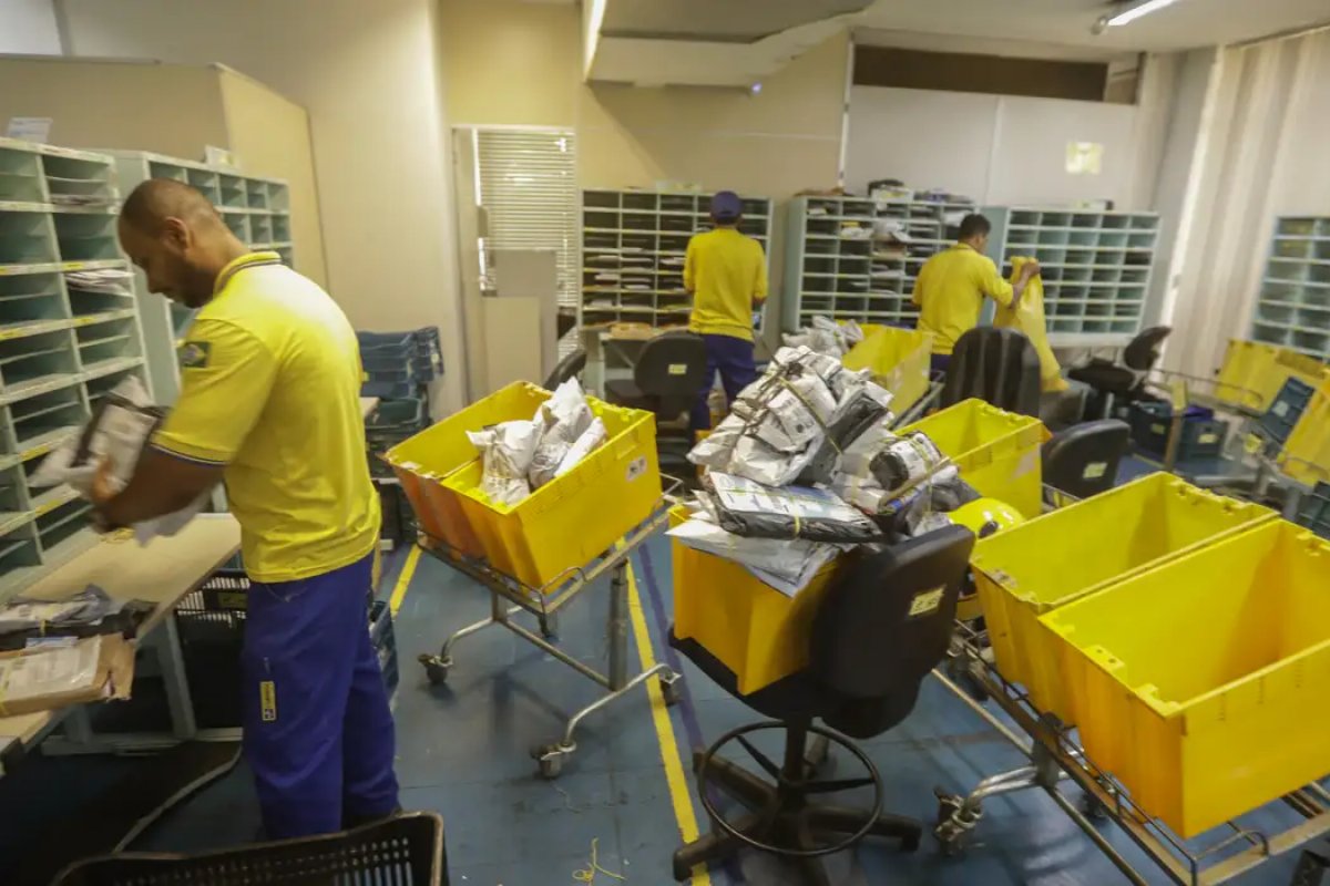 Correios registram queda de R$ 2,2 bilhões em receita com taxa das blusinhas