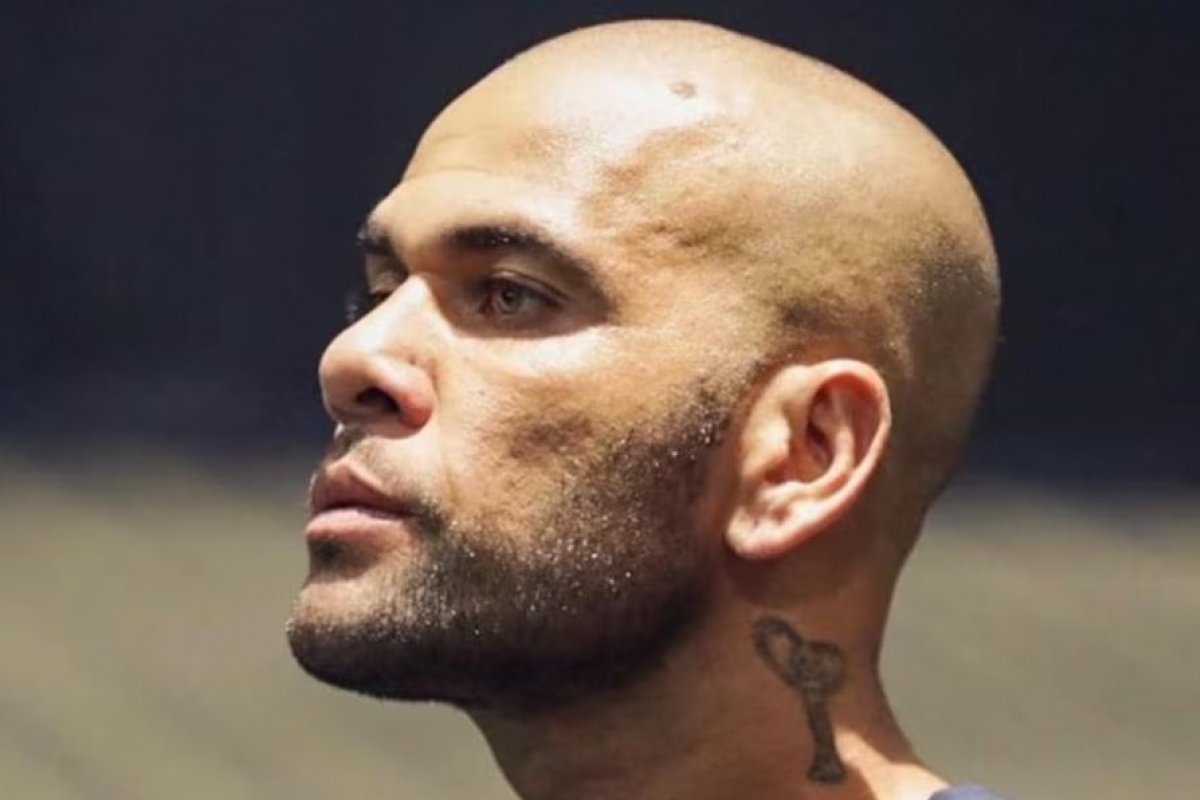 Grupos feministas protestam contra anulação de pena imposta a Daniel Alves por estupro