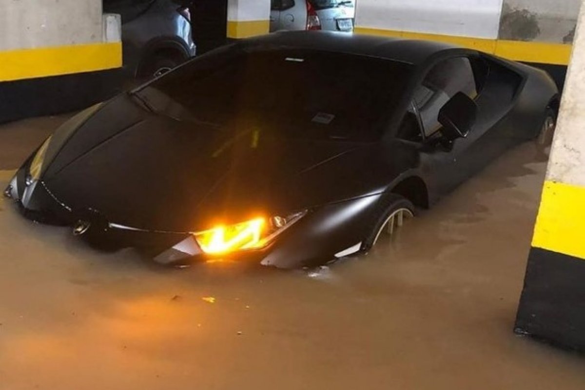 Lamborguine Huracán de R$ 1,6 milhão fica submersa em garagem