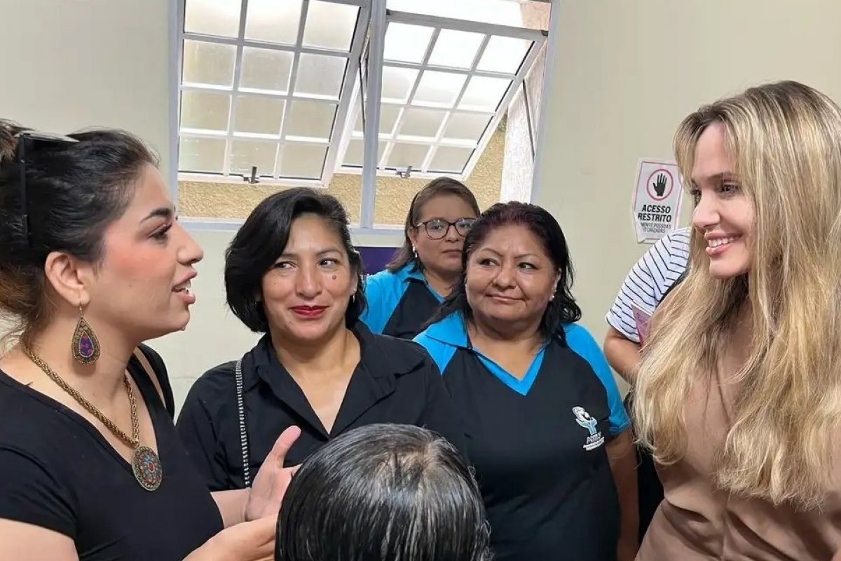 Atriz Angelina Jolie visita centro de imigrantes e refugiados em SP