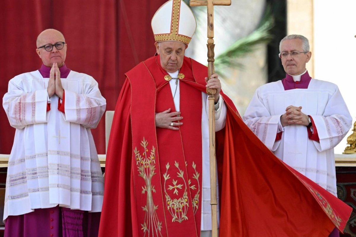 Papa Francisco tem 'leve melhora' na saúde e deve fazer aparição neste domingo (6)