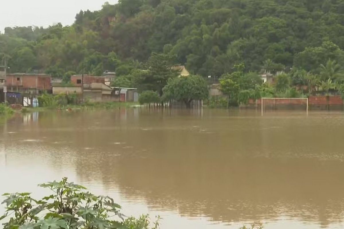 Após chuvas intensas, rio transborda e causa deslizamentos e queda de árvore no Rio de Janeiro; quase 200 pessoas estão desalojadas