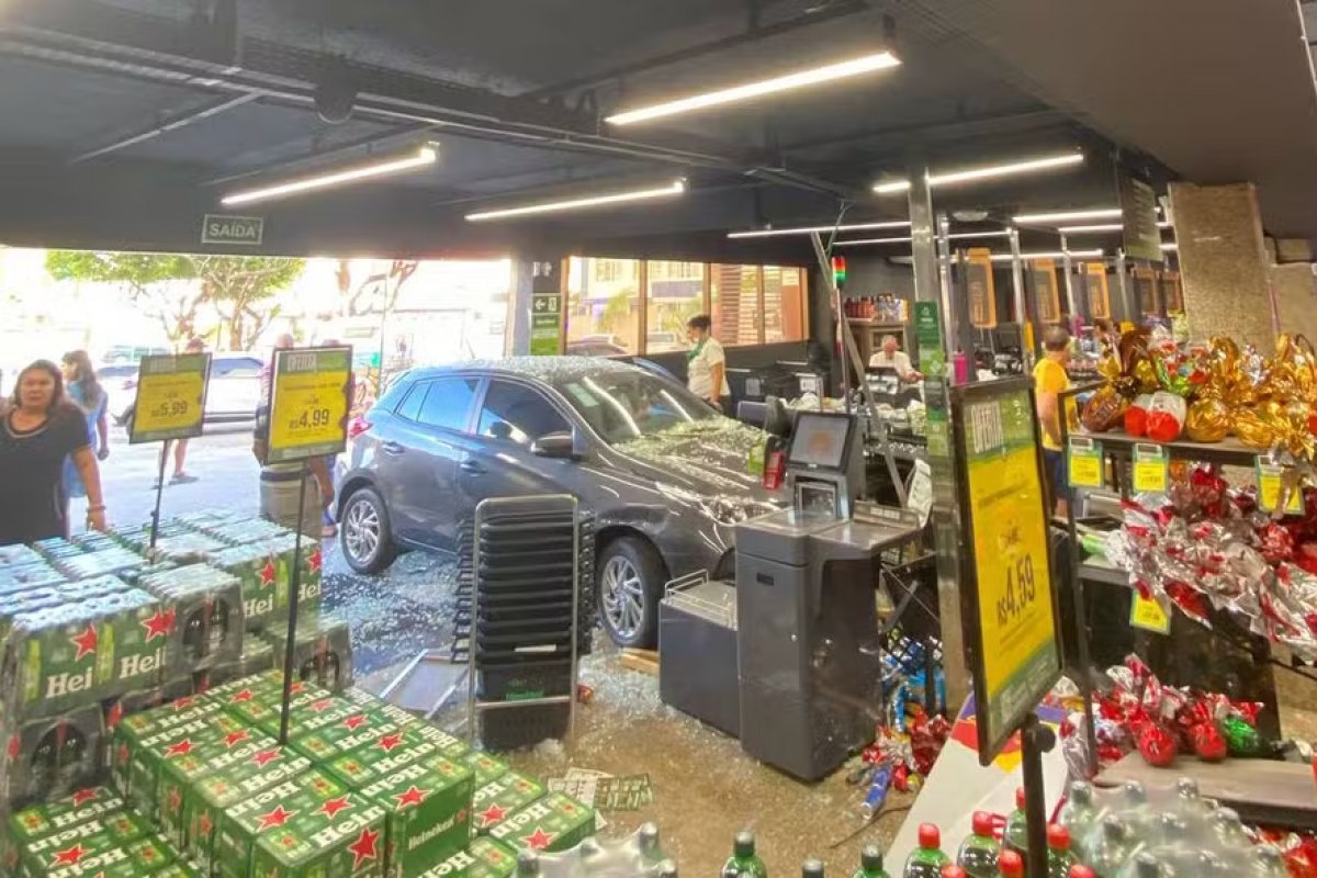 Idoso perde controle de carro, invade supermercado e deixa funcionária ferida em Salvador
