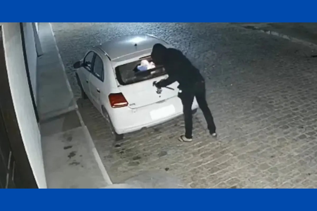 Vídeo: homem coloca fogo em carro de prefeito de Botuporã, na Bahia