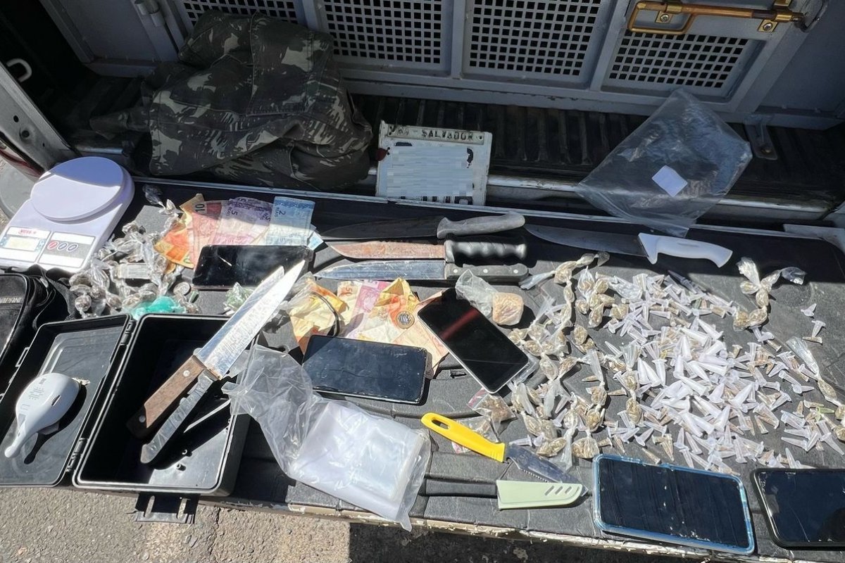 Três homens são presos com drogas, armas e câmera de vigilância instalada ilegalmente em Salvador