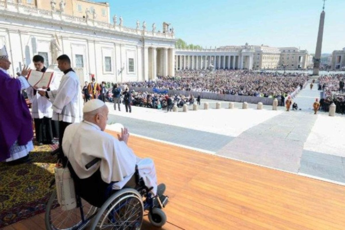 Papa Francisco faz primeira aparição pública após retorno ao Vaticano e é ovacionado pela multidão