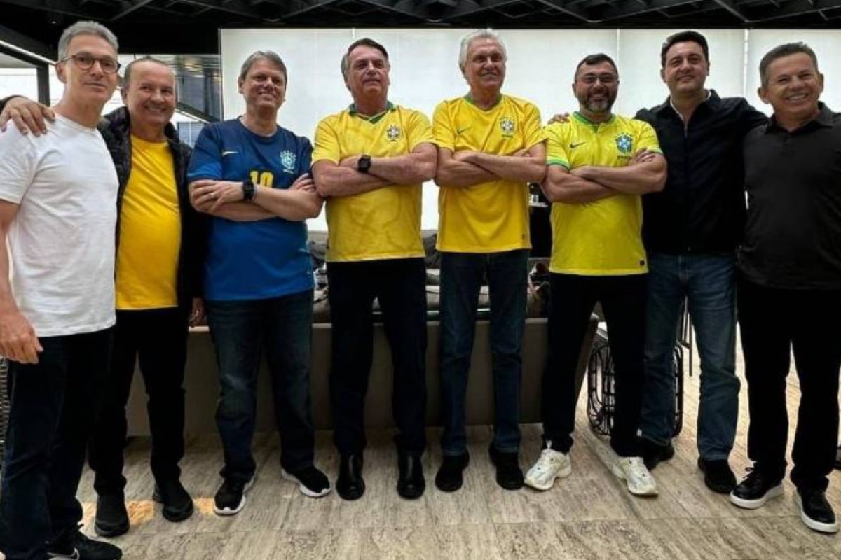 Manifestantes se reúnem na Paulista, e Bolsonaro se encontra com 7 governadores