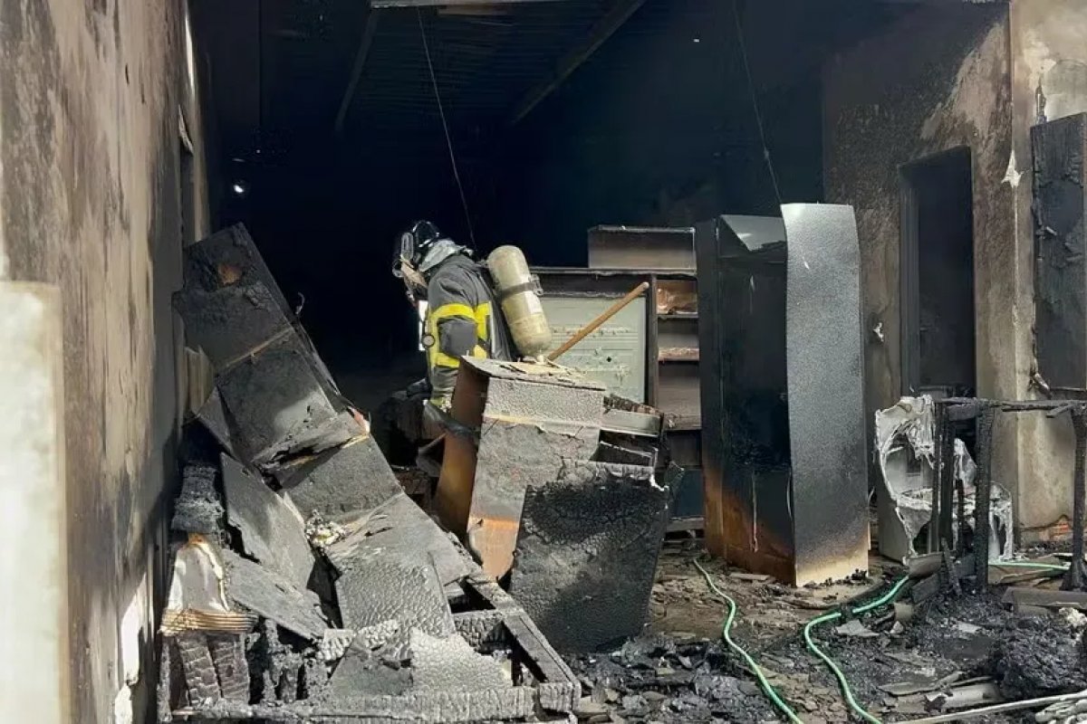 Incêndio atinge casa em Luís Eduardo Magalhães e deixa criança de 10 anos ferida