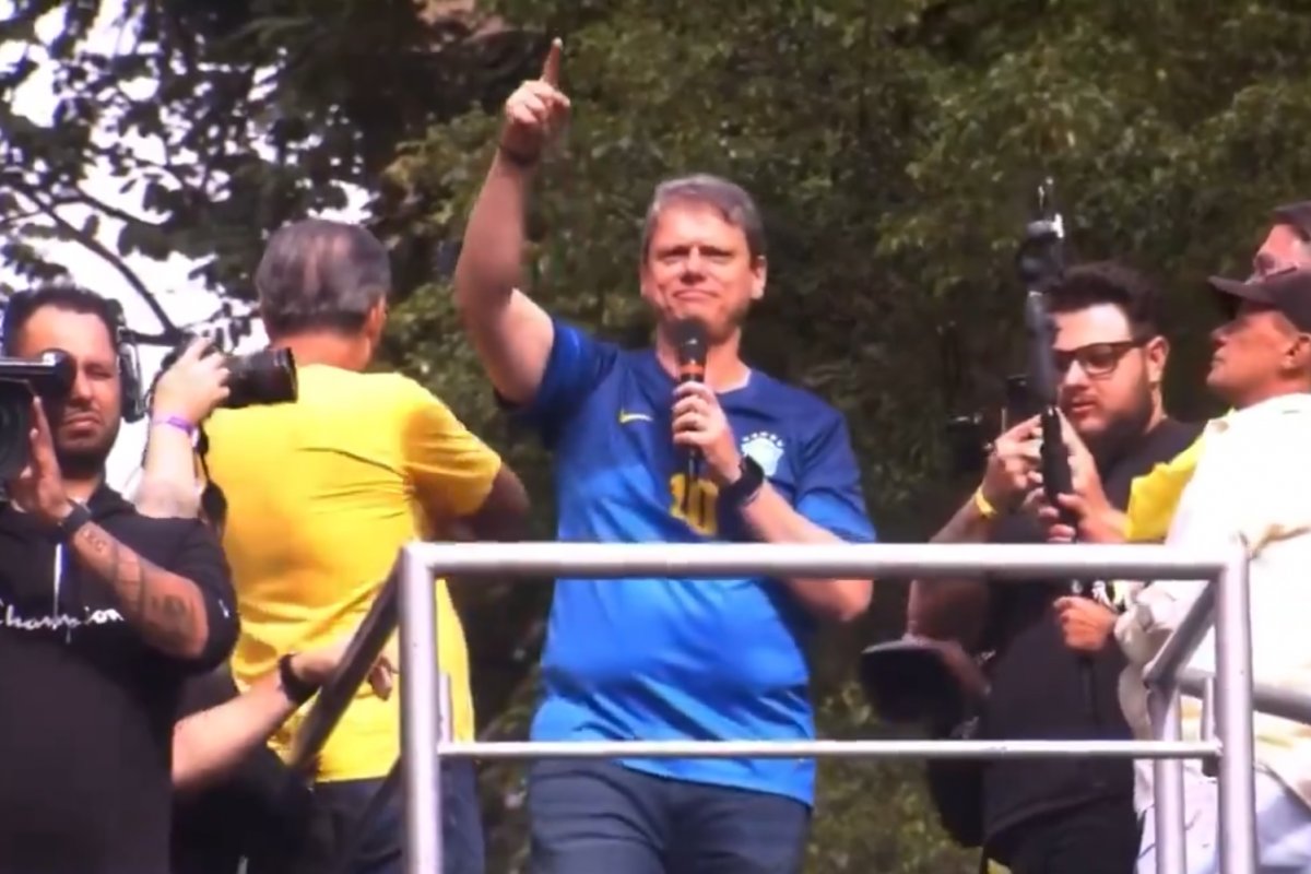 Tarcísio pede anistia e evita críticas às instituições em ato de Bolsonaro