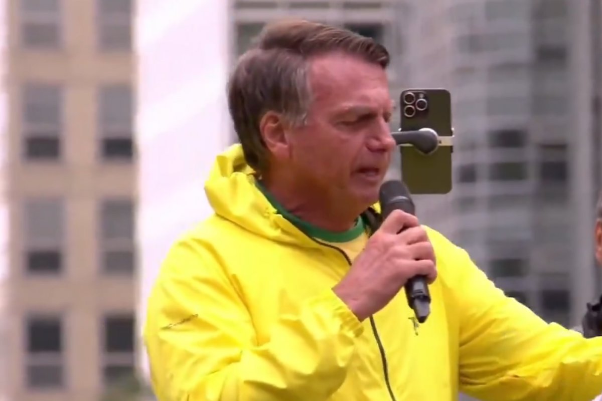 Bolsonaro abraça mãe de pichadora em ato na Paulista e faz críticas ao STF e Lula