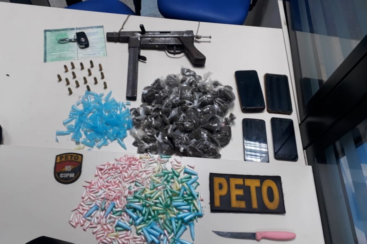 Três homens são presos com arma e drogas no Bairro da Paz