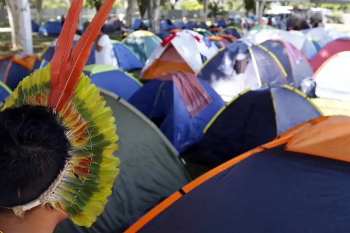 Milhares de indígenas acampam em Brasília em defesa da demarcação dos territórios