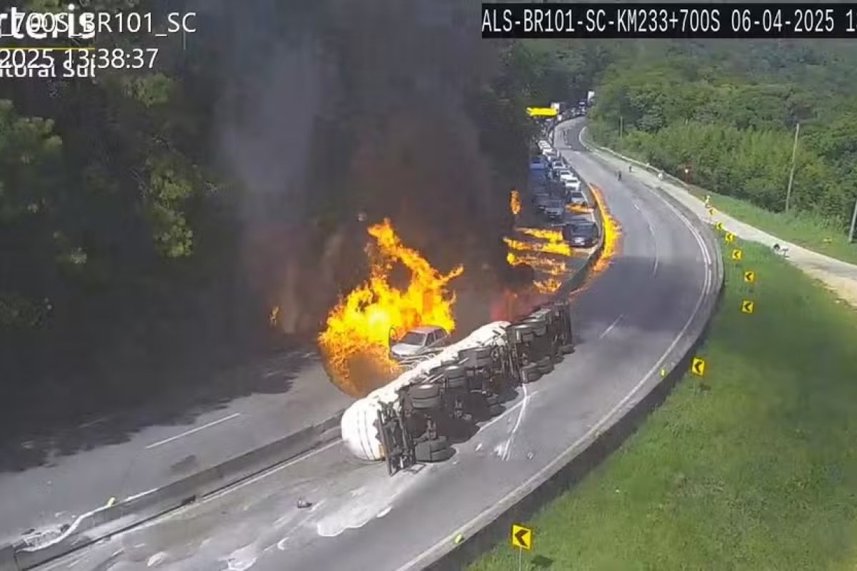 Caminhão com combustível explode e incendeia 25 veículos em SC; rodovia ficou 16h interditada