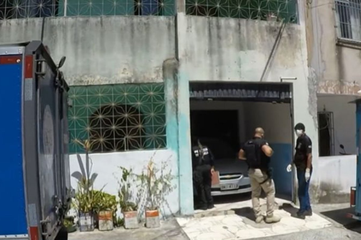 Tenente da PM é encontrado morto dentro de carro na garagem da própria casa em Salvador