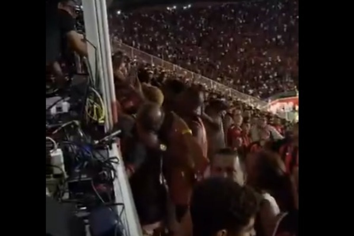Vídeo: Torcedores do Vitória hostilizam jornalistas flamenguistas no Barradão