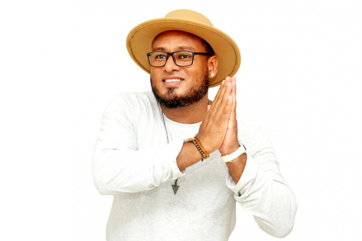 Cantor Emmerson Alves celebra 10 anos de música com show no Teatro Gamboa, no próximo dia 12