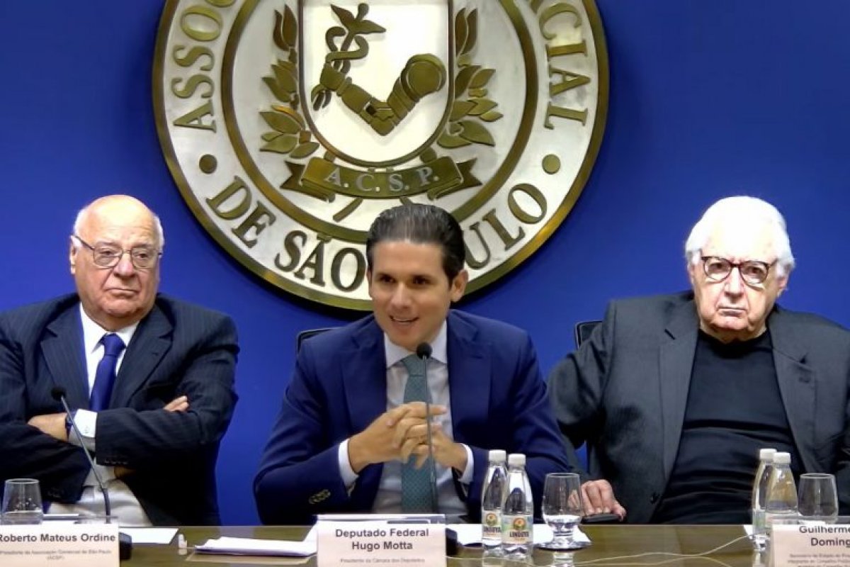 Hugo Motta critica ataques ao STF, mas defende corrigir 'exagero' em penas do 8 de janeiro