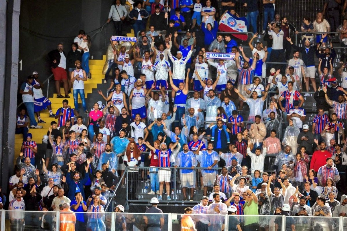 Vídeo: Torcida do Bahia sofre xenofobia após empate contra o Santos: "Macumbeiros"
