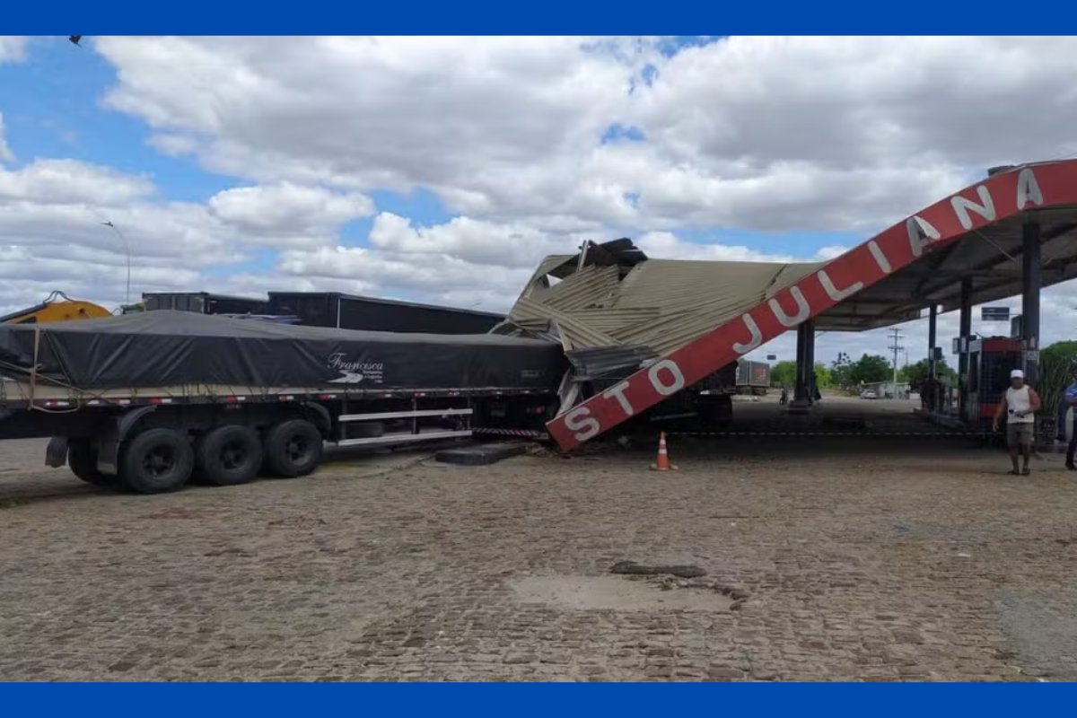 Motorista de caminhão passa mal ao volante e atinge estrutura de posto de combustíveis na Bahia