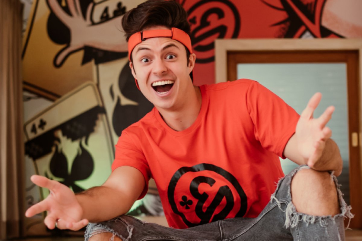 Vídeo: Youtuber Enaldinho denuncia roubo em Salvador; motorista afirma que influenciador esqueceu fone em carro: 'tentei devolver'