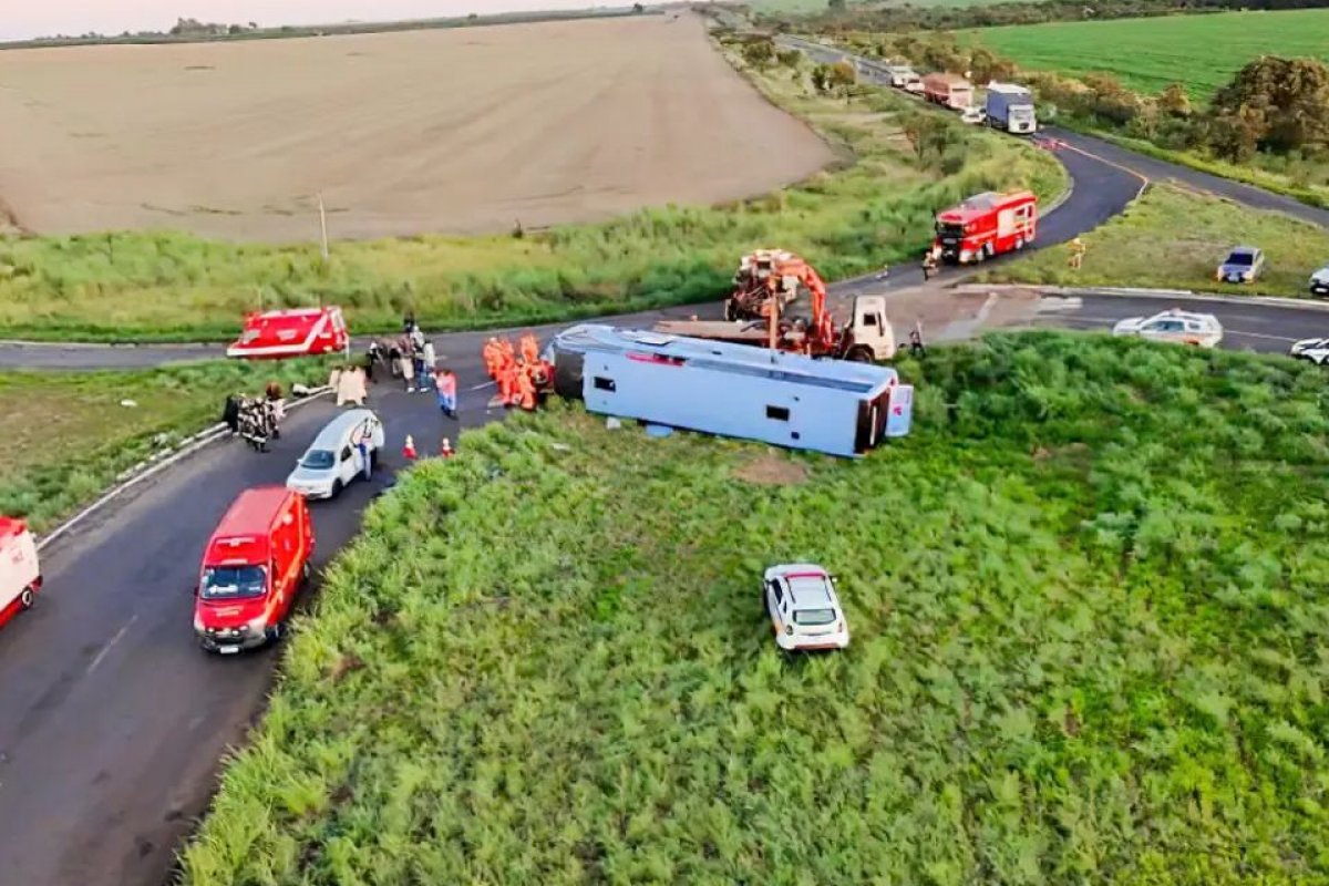 Vídeo: Ônibus tomba com 50 passageiros e deixa 11 mortos em Minas Gerais
