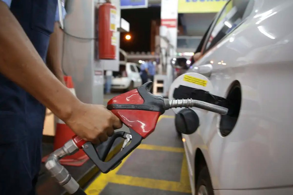 Queda do petróleo abre chance de baratear combustíveis, diz Silveira