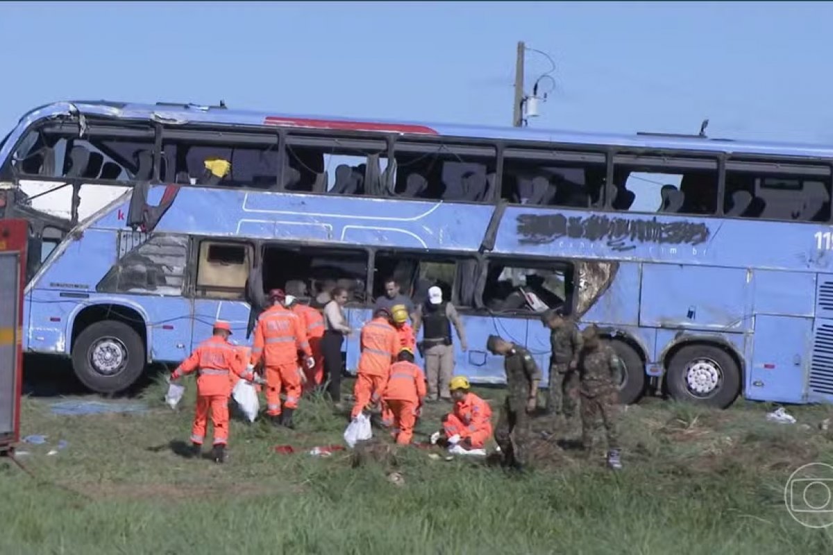 Grávida vítima de acidente de ônibus que matou 11 em MG passa por cesárea de emergência e amputa braço