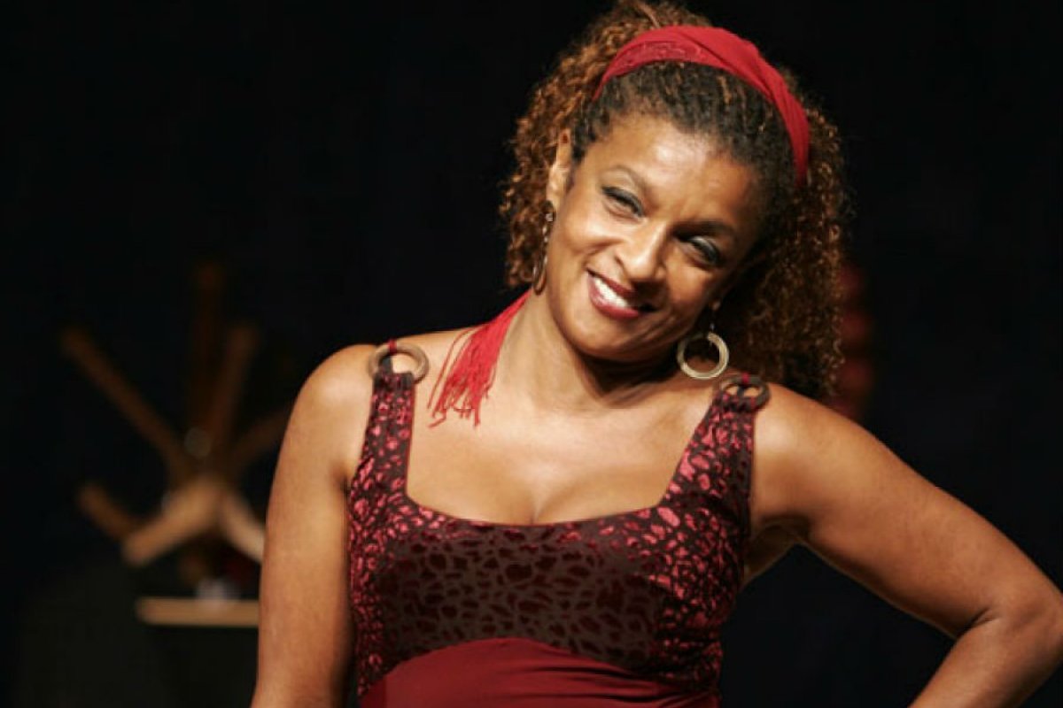 Elisa Lucinda volta a cartaz em Salvador com monólogo 'Parem de falar mal da rotina'