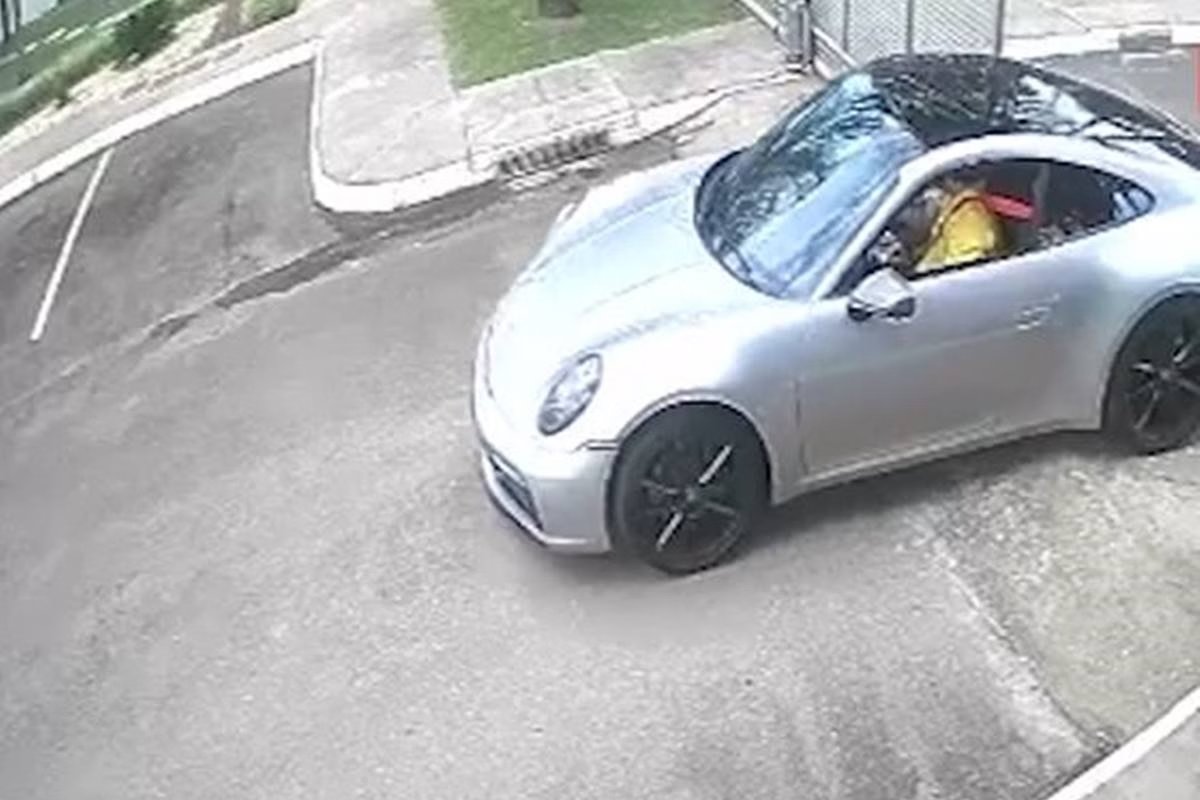Vídeo: A marretadas, dono de Porsche vandaliza condomínio após portão atingir veículo