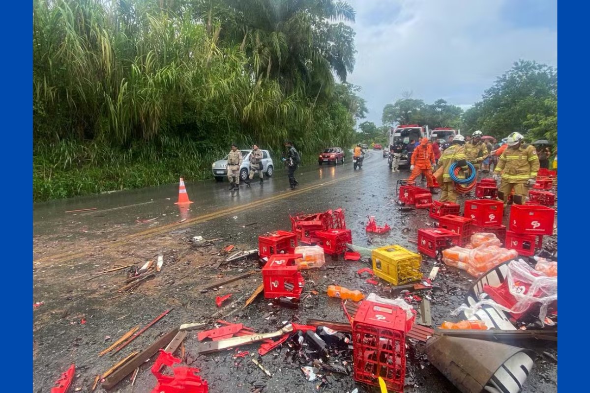 Três funcionários de cervejaria morrem após acidente entre caminhões em rodovia na Bahia
