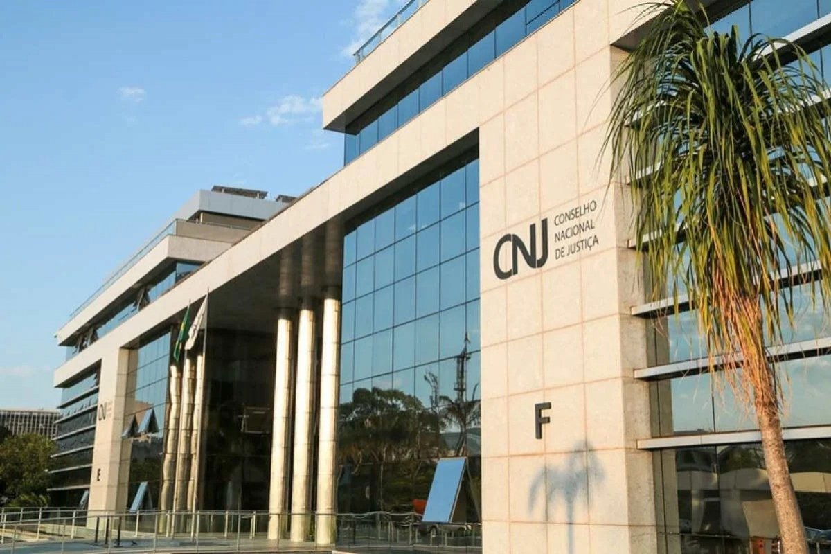 Juíza é condenada a aposentadoria compulsória por atrasar processos e deixar estagiários presidir julgamentos