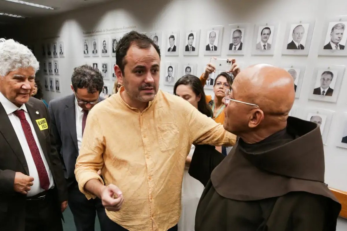 Em greve de fome, Glauber Braga acampa na Câmara após Conselho aprovar cassação