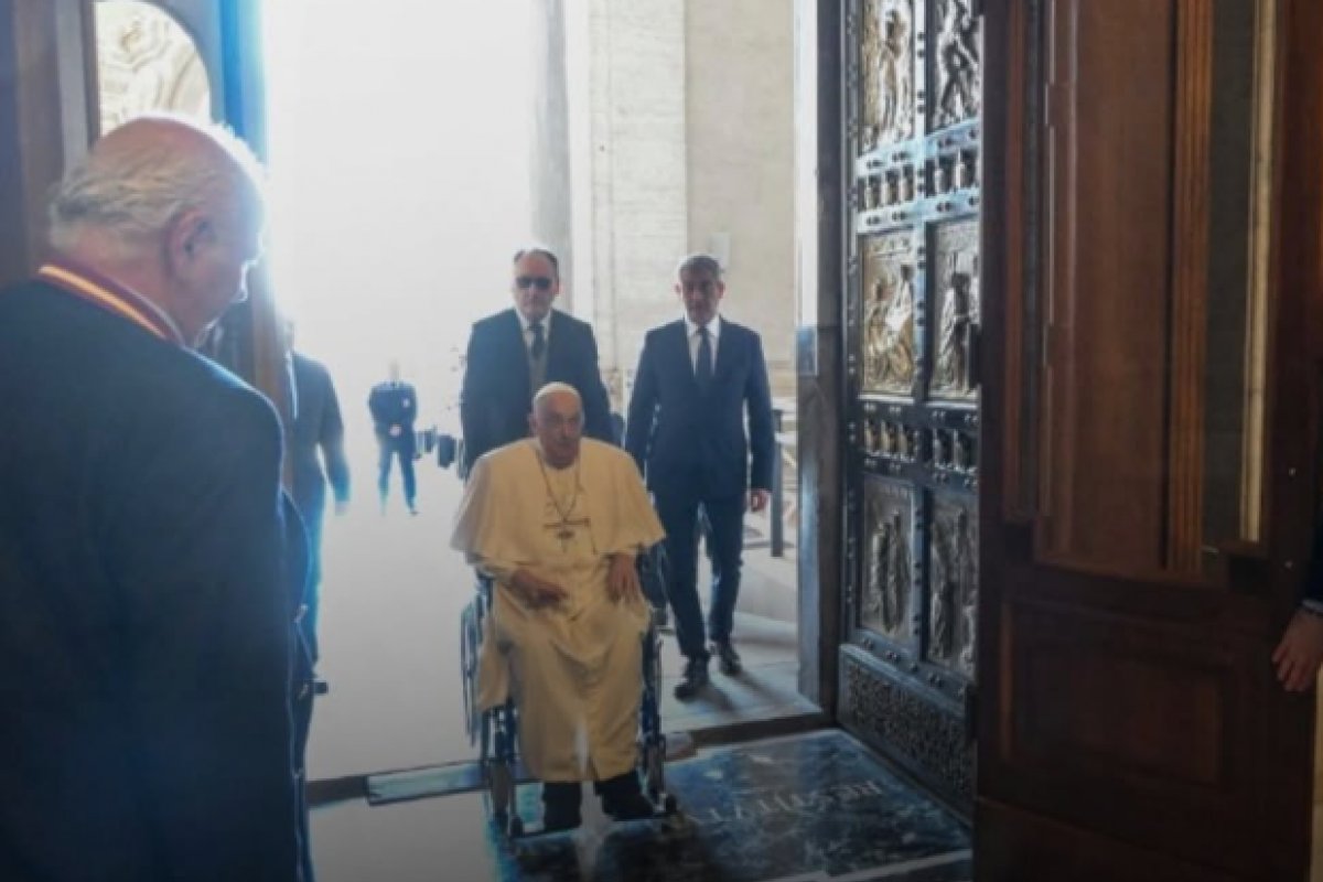 Papa Francisco faz aparição surpresa na basílica São Pedro após crise de saúde