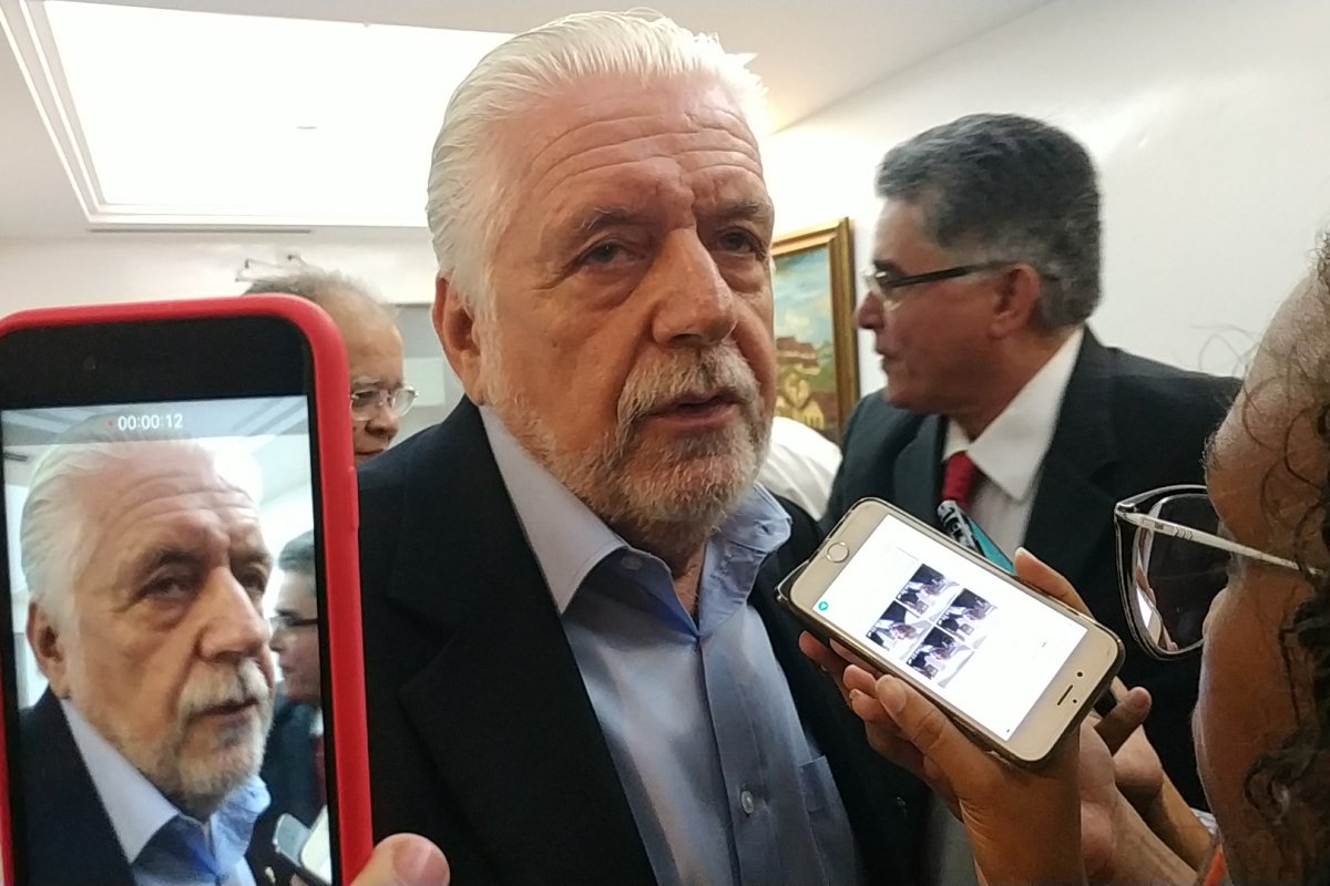 Jaques Wagner alfineta gestão Bolsonaro nas redes sociais