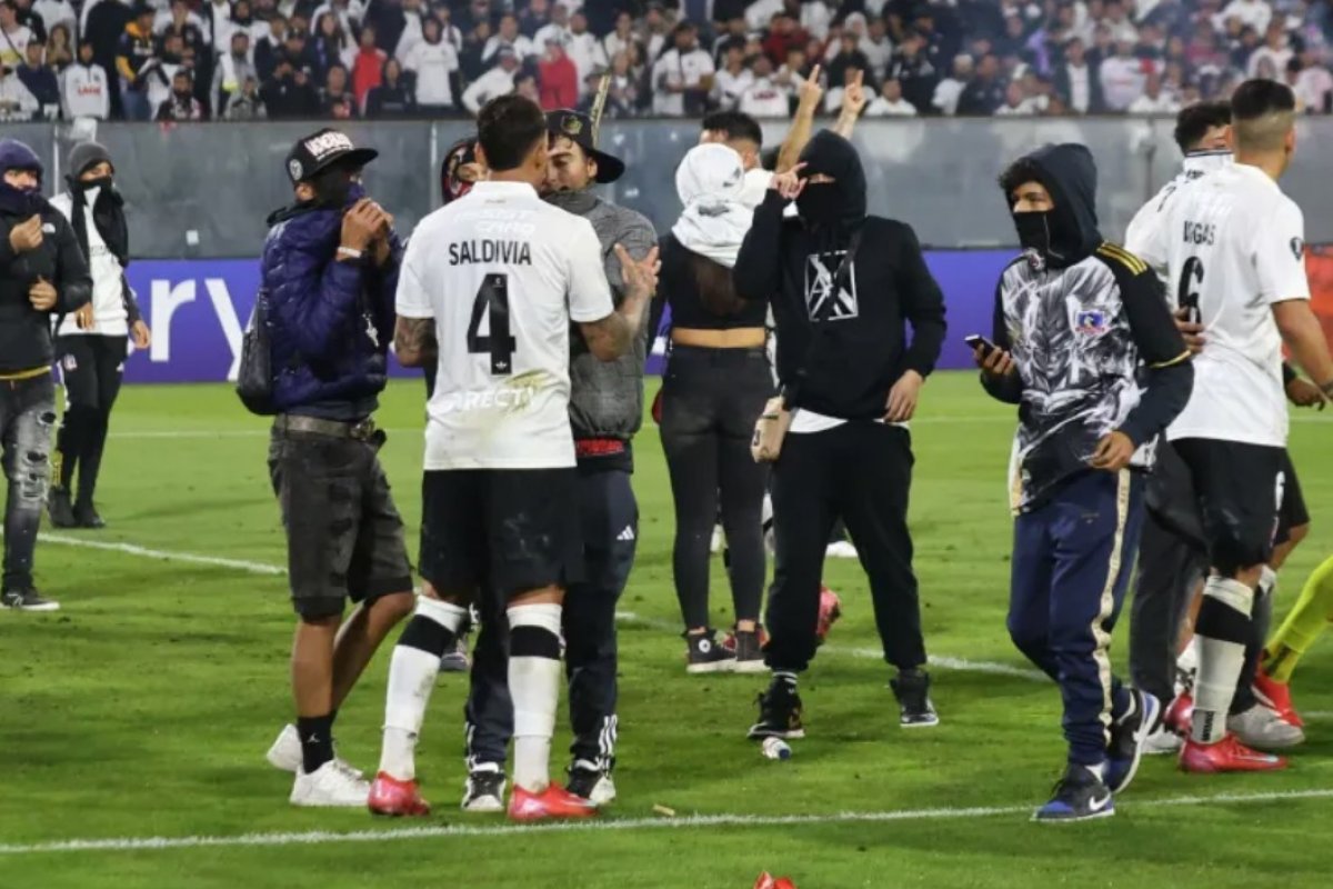 Dois torcedores morrem em tumulto e jogo Colo Colo x Fortaleza é suspenso em Santiago