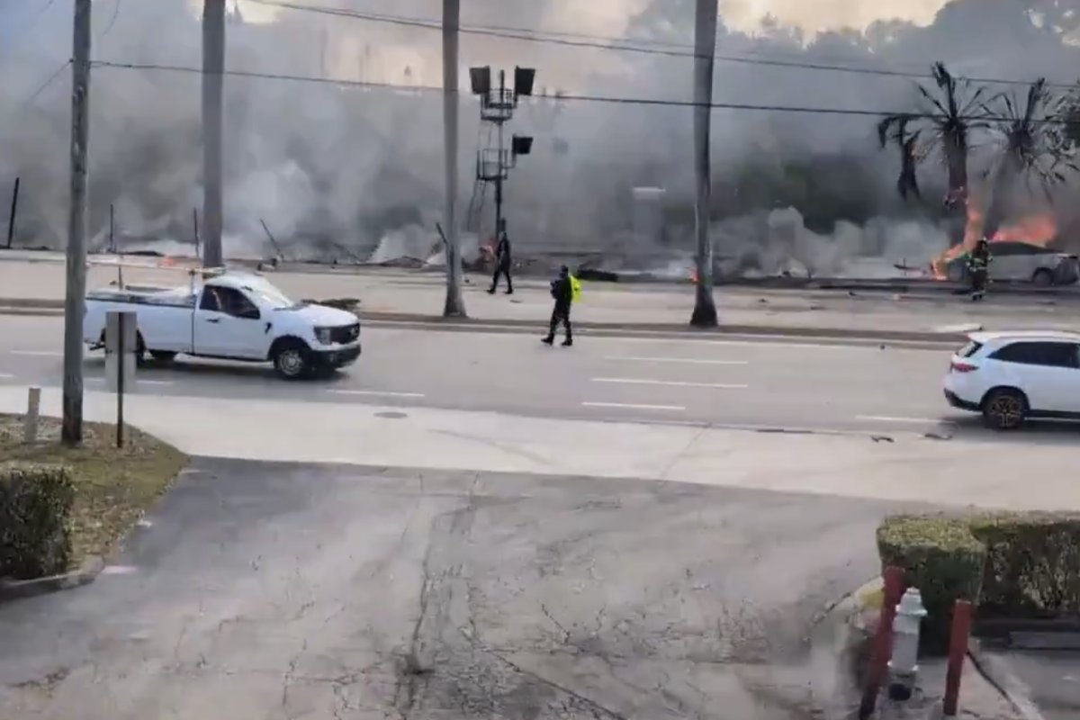 Vídeo: avião com 3 pessoas a bordo cai em rua movimentada na Flórida, nos EUA