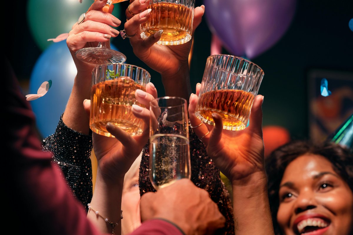 Consumo abusivo de álcool entre jovens prevalece no Brasil enquanto mundo vê redução