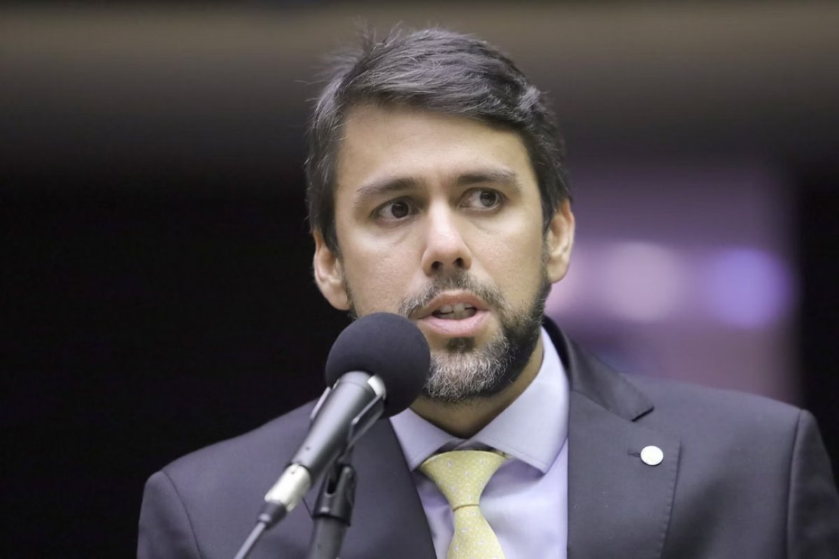 Novo ministro de Lula mandou R$ 30 milhões à prefeitura do pai, afirma coluna