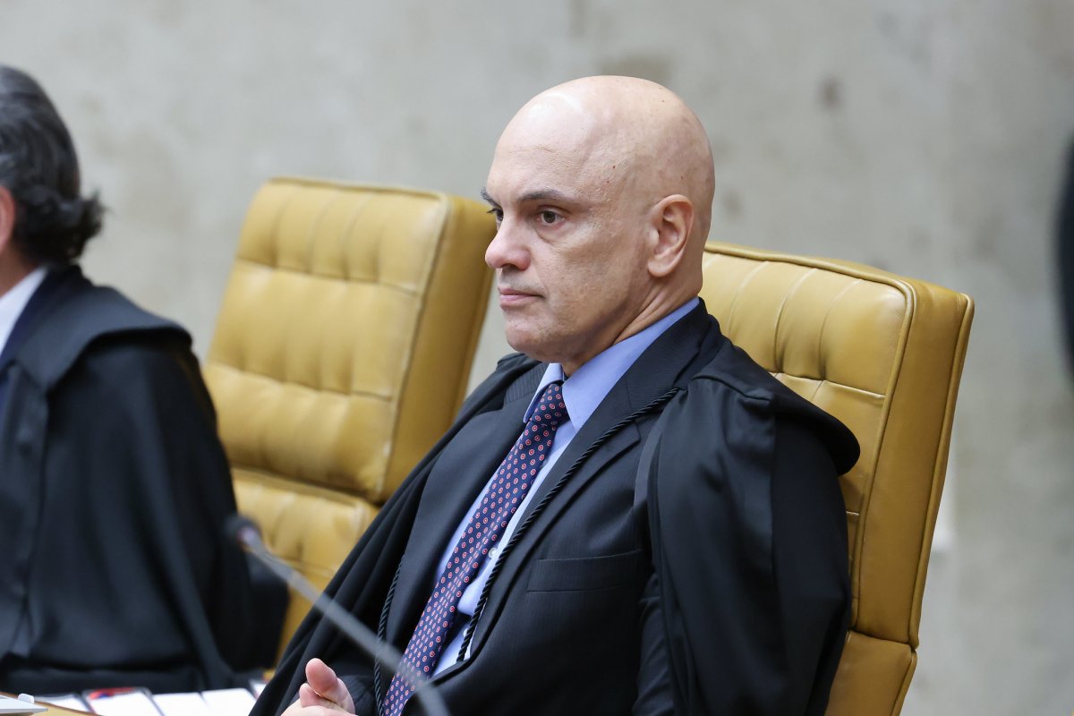 Moraes libera prisão domiciliar a homem que fez live na cadeira do ministro no STF no 8/1
