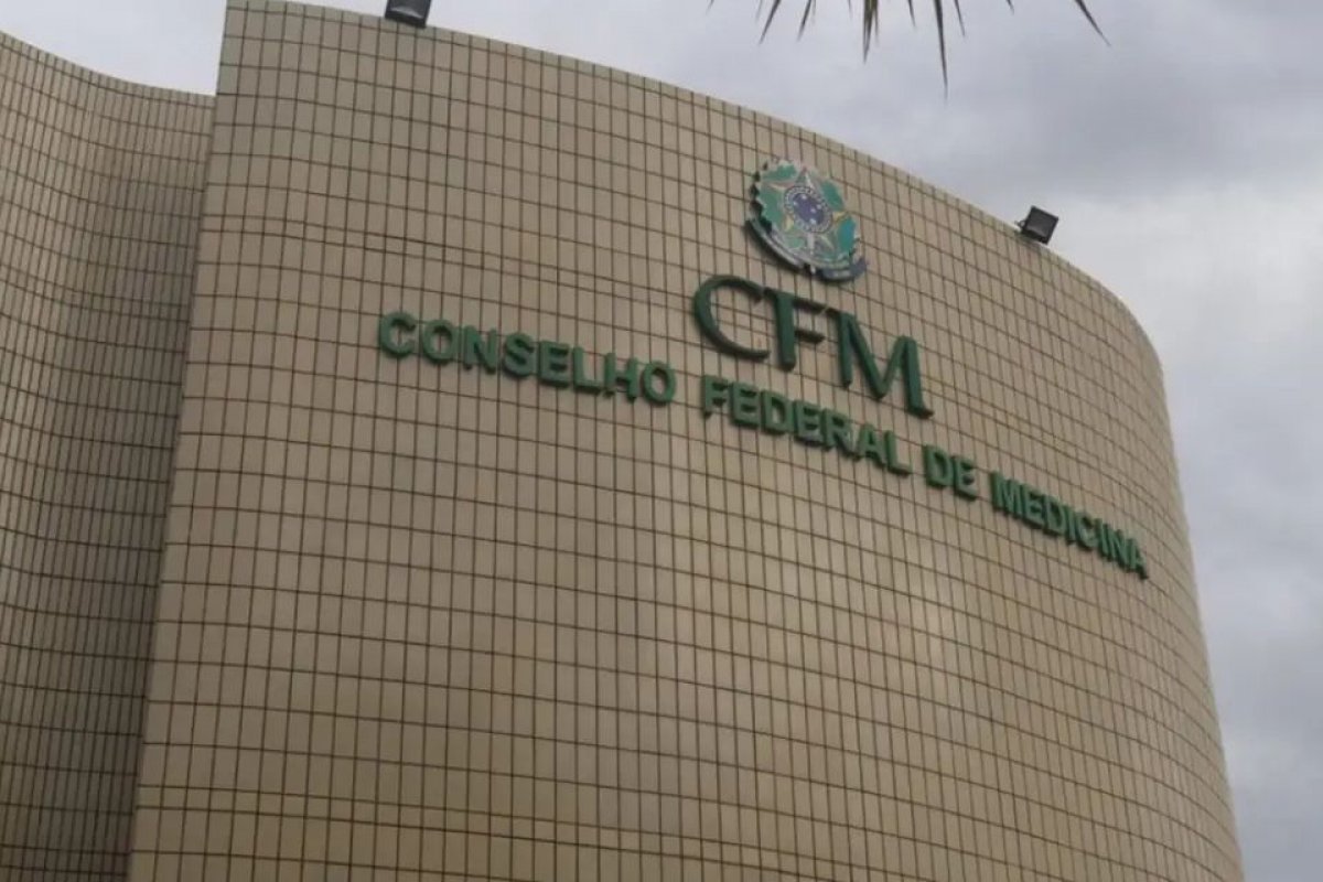 Entidades acionam Justiça contra veto do CFM a procedimentos para jovens trans