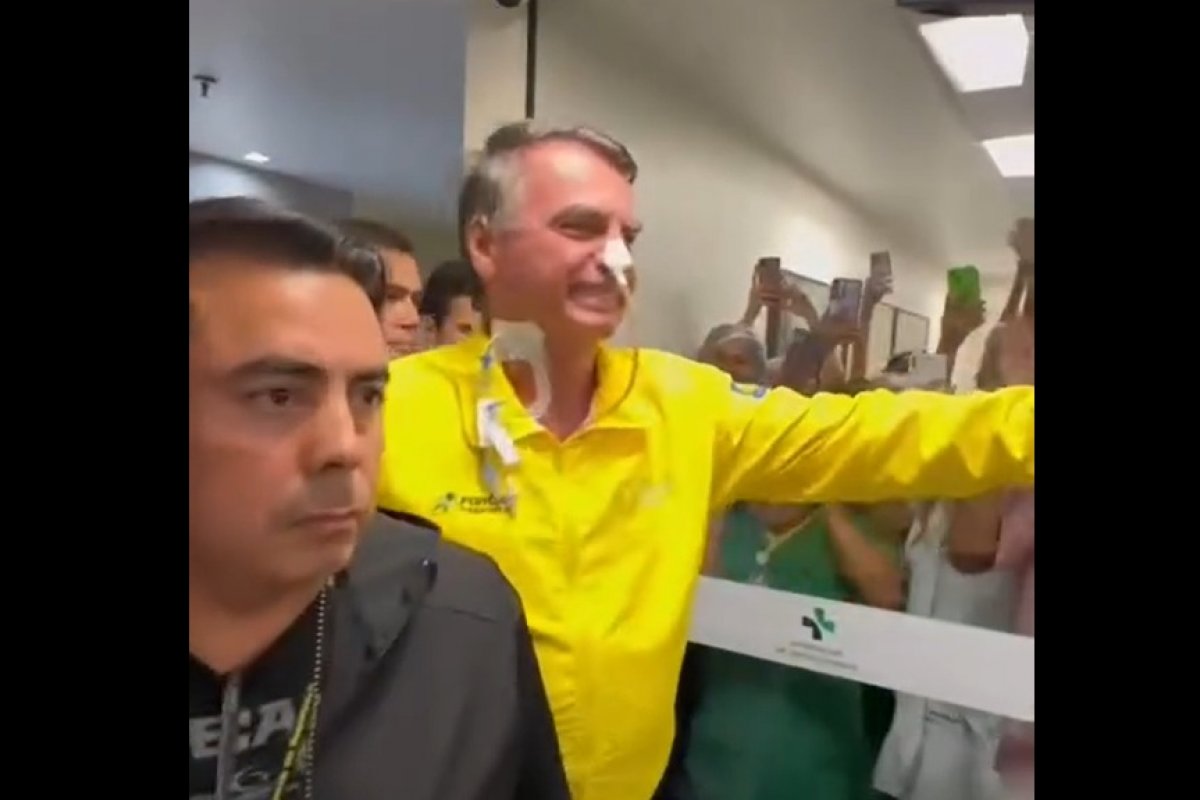 Vídeo: Bolsonaro é aplaudido ao sair de hospital em Natal rumo à Brasília