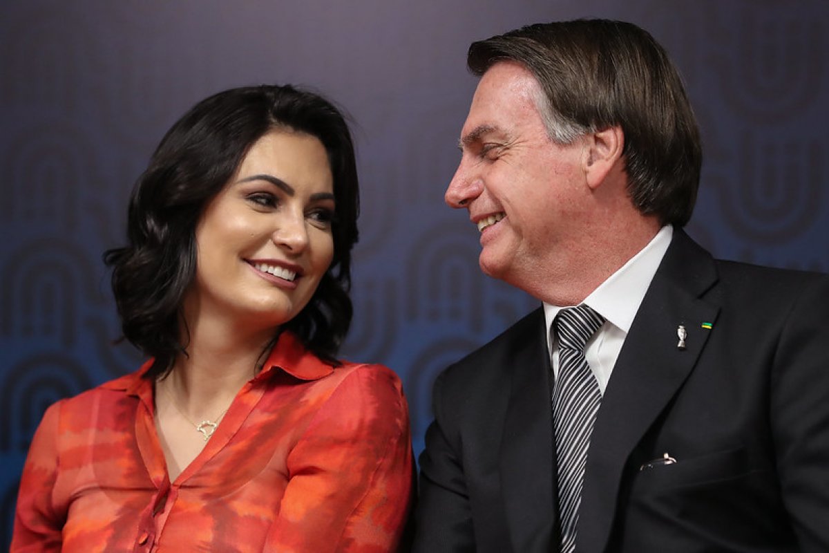 Michelle afirma que cirurgia de Bolsonaro será "longa" devido a "muitas aderências" no intestino