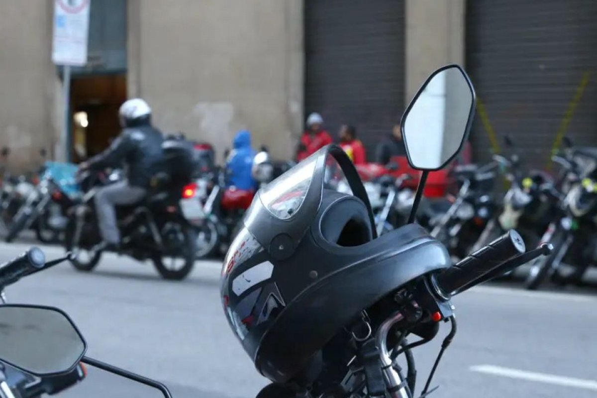 8 em cada 10 brasileiros relatam medo de assalto quando motos se aproximam, diz Datafolha