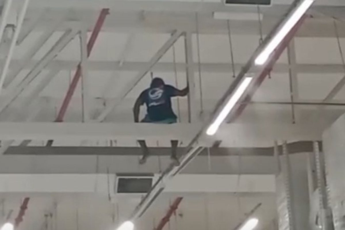 Vídeo: em possível surto, homem causa tumulto em supermercado de Salvador