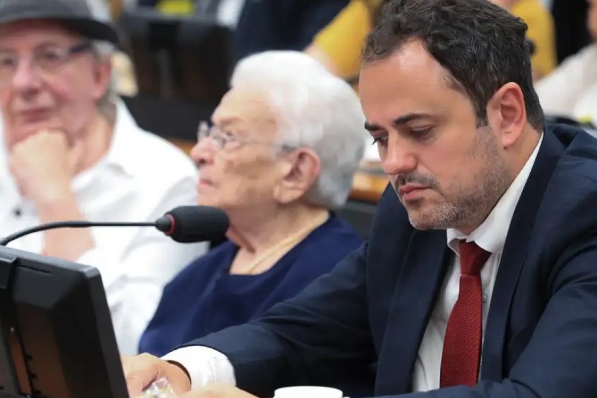 Glauber Braga passa das 100 horas em greve de fome após ter cassação aprovada